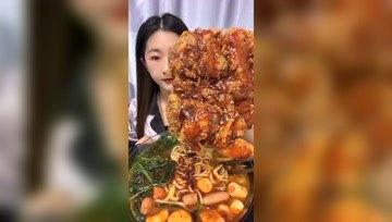 娱乐吃瓜酱爬泰山